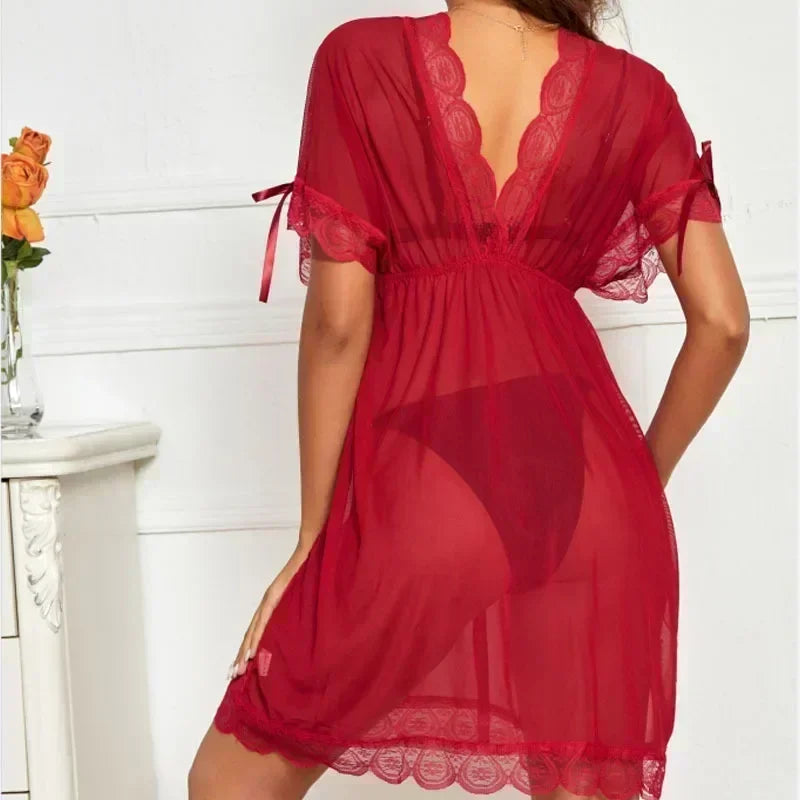 Förföriskt spetsnattlinne med djup V för stor byst | Tyra